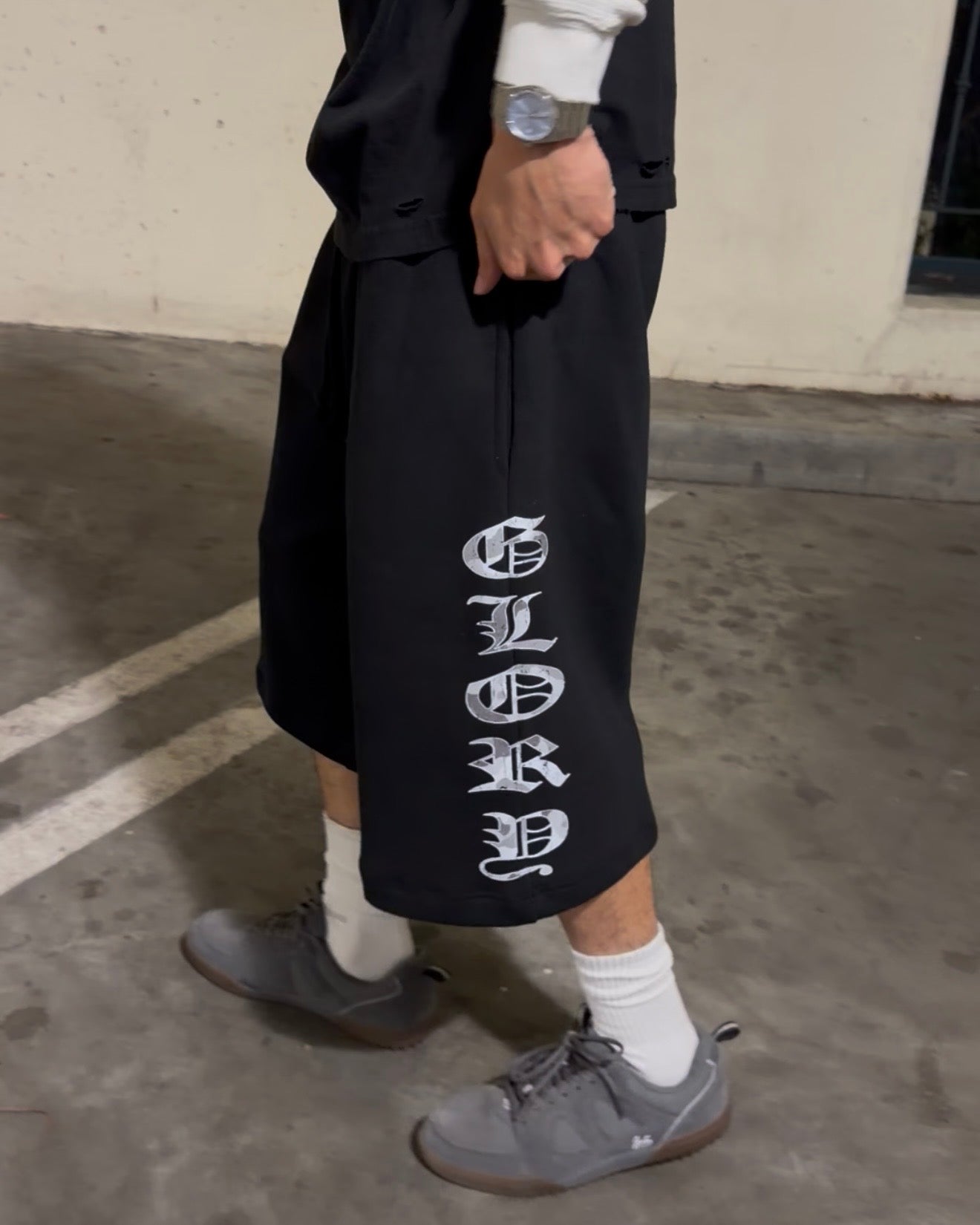 "GLORY" 3/4 Baggy Sweat Shorts