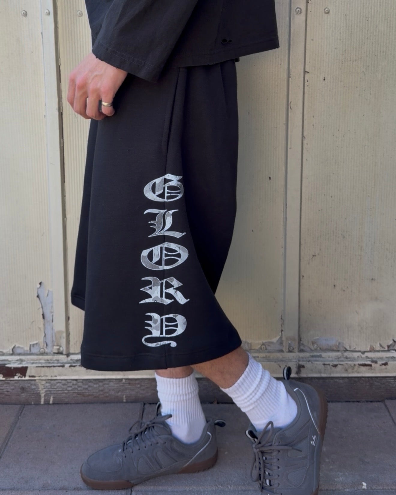 "GLORY" 3/4 Baggy Sweat Shorts
