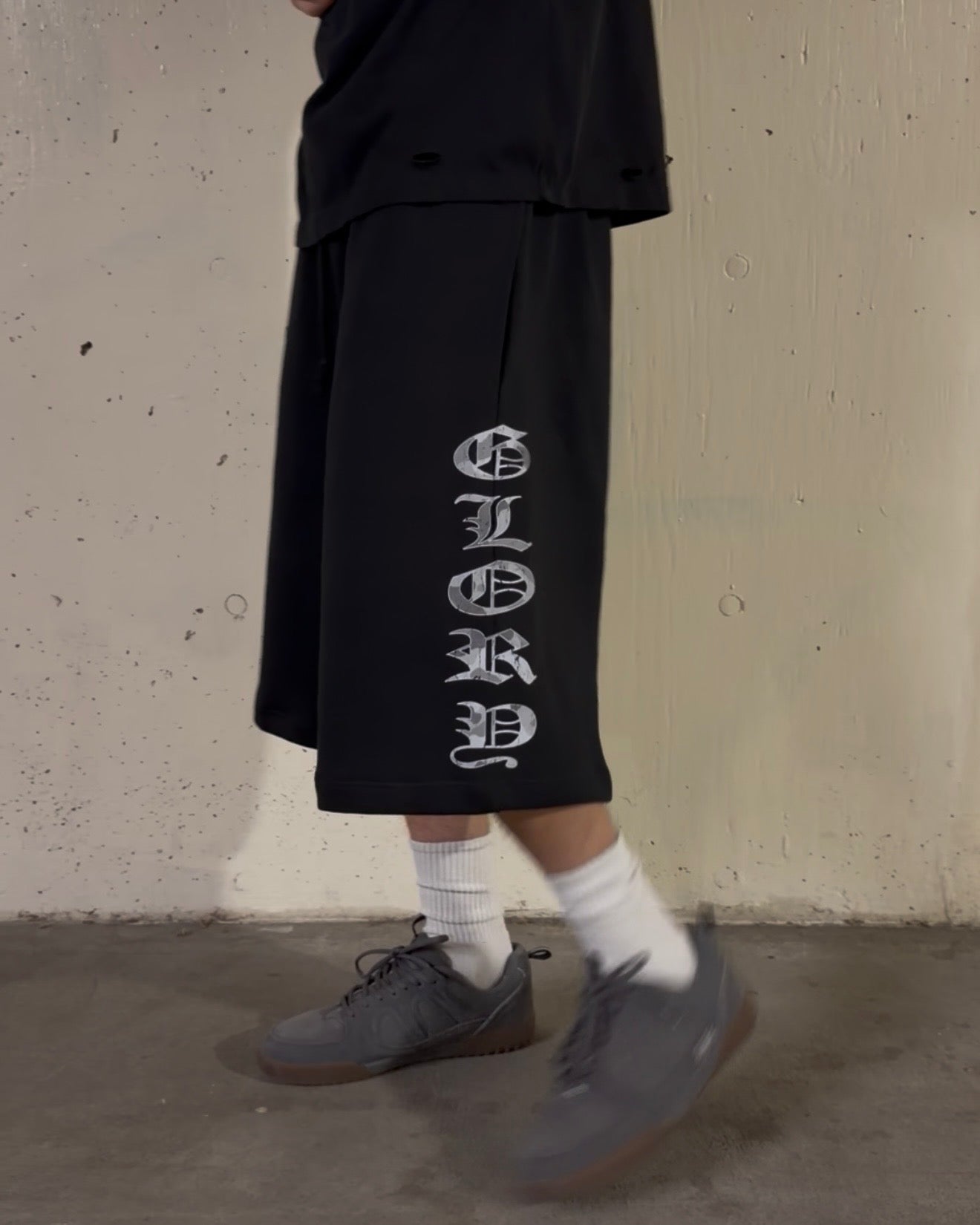 "GLORY" 3/4 Baggy Sweat Shorts